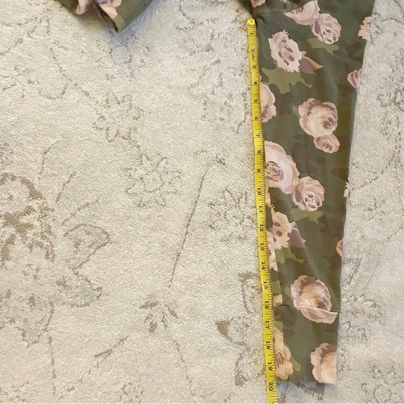 Stella & Dot Crush It Pullover in Green and Pink Camo Rose Pattern Size Large - Picture 10 of 12